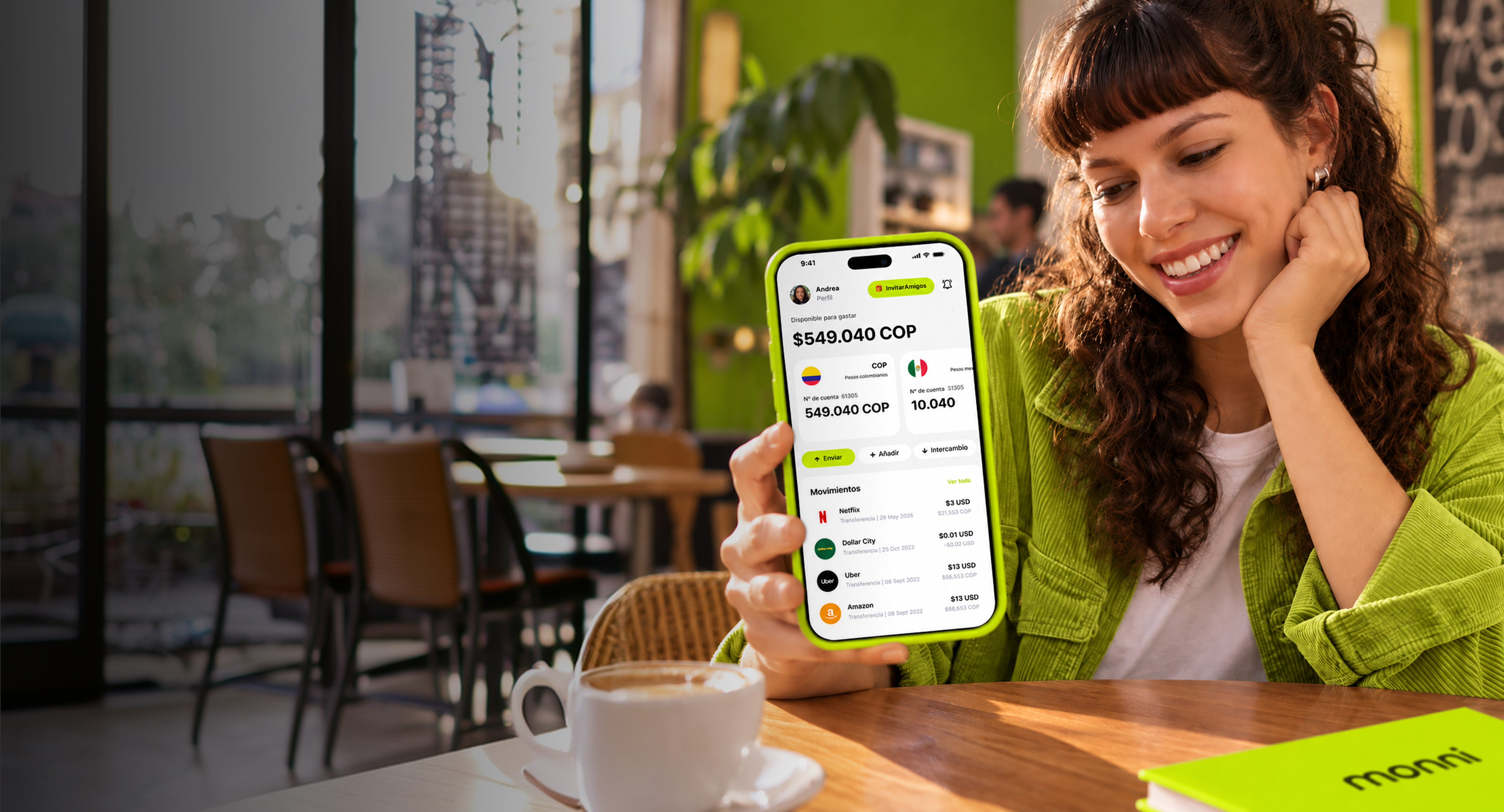 Persona usando la app Monni en un café